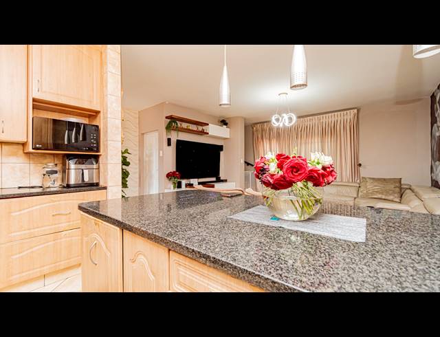 3 BEDROOM TOWNHOUSE FOR SALE IN ELANDSHAVEN